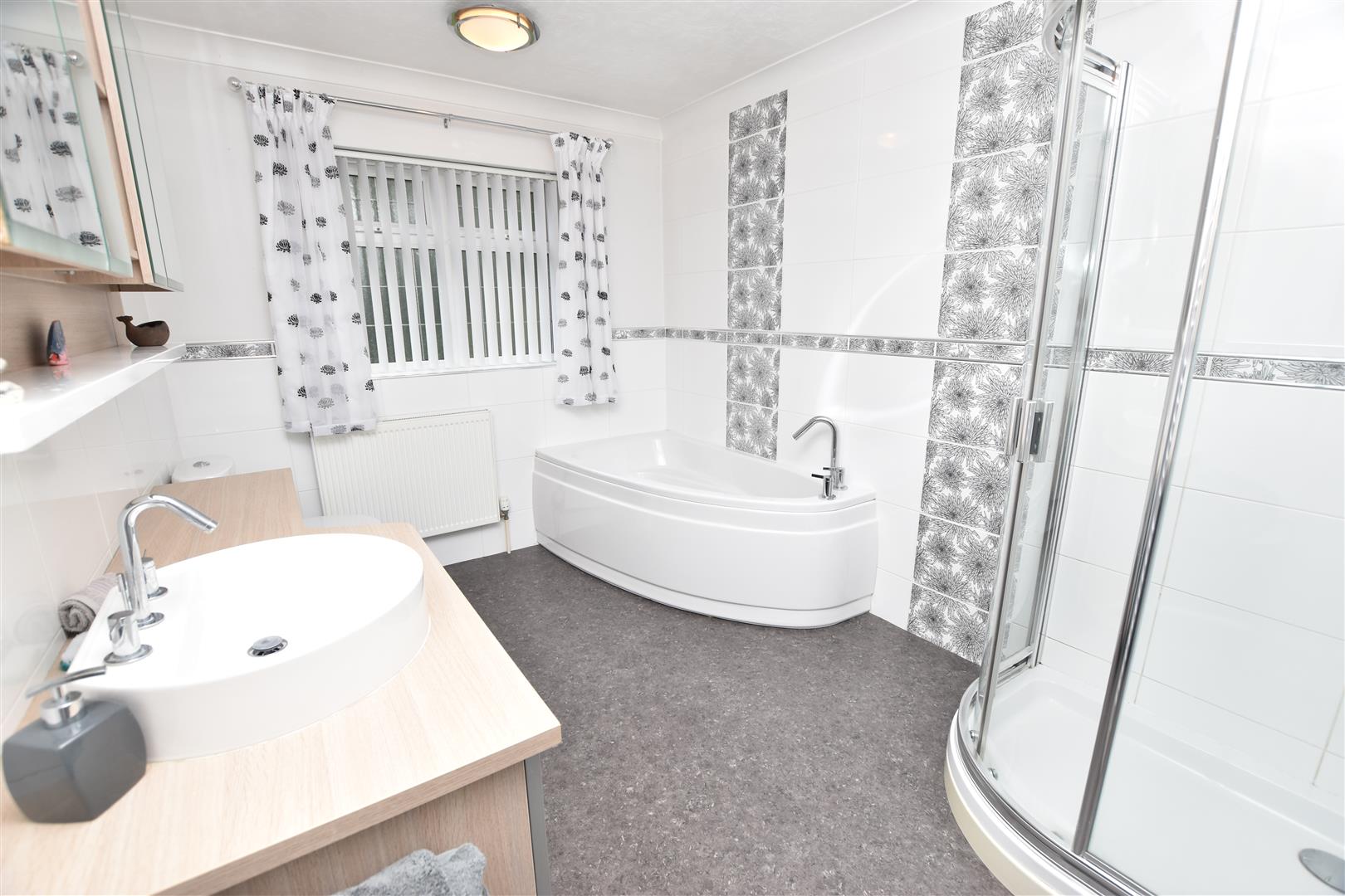 BATHROOM/WC